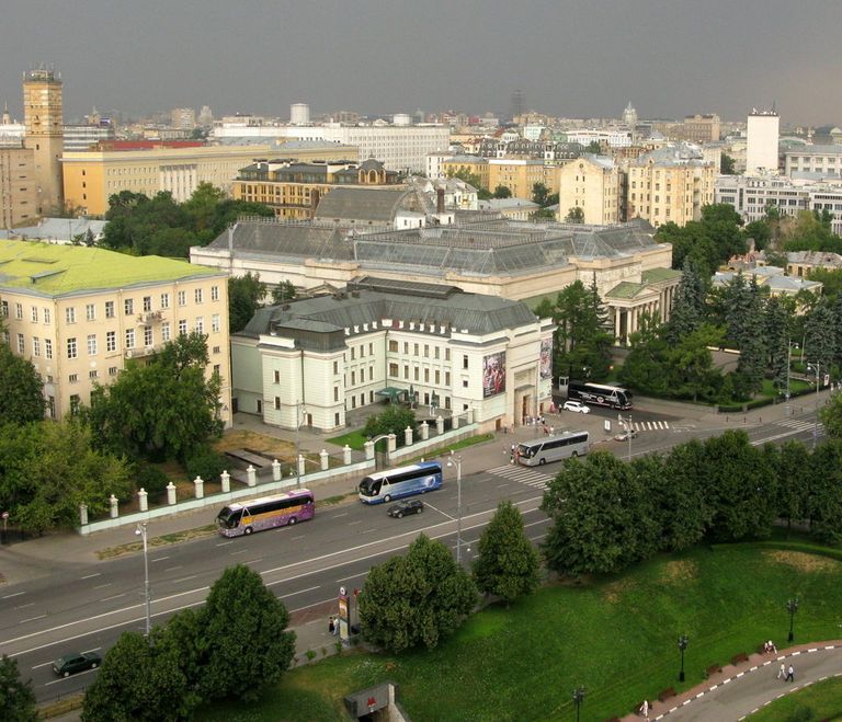 Слева – главный дом усадьбы Голицыных Слева – главный дом усадьбы Голицыных