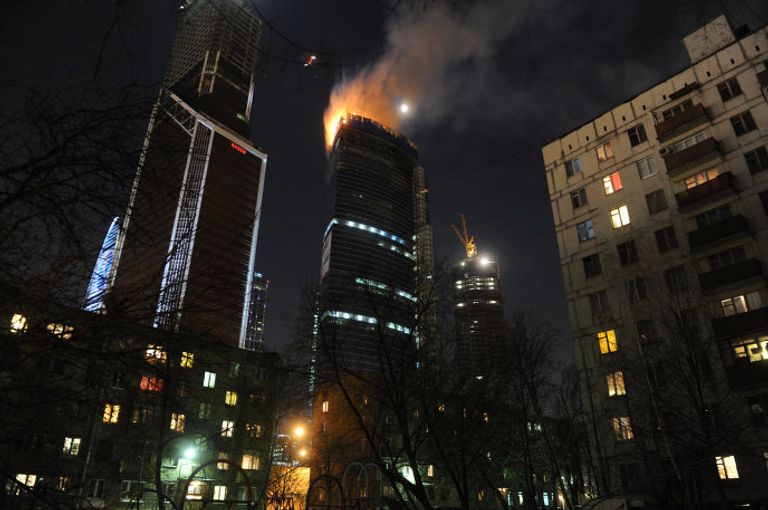 Вид на горящую башню Восток столичного комплекса Москва-Сити (2012 год). Вид на горящую башню Восток столичного комплекса Москва-Сити (2012 год).