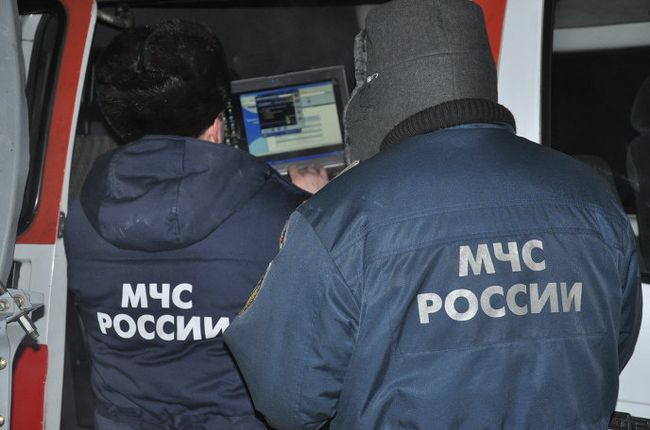 Сотрудники МЧС работают в районе землетрясения