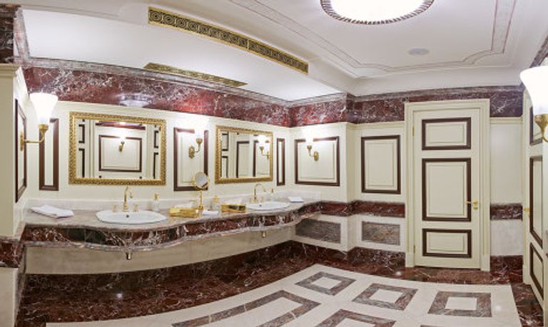 Итальянский мрамор и позолоченная сантехника в туалете ГУМа