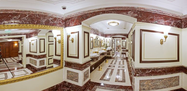Итальянский мрамор и позолоченная сантехника в туалете ГУМа