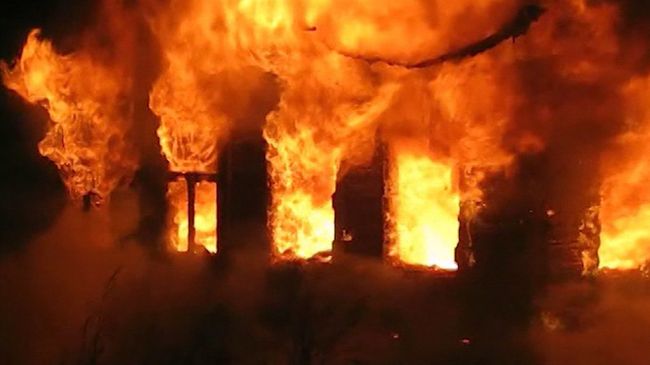 В охваченном огнем доме погибли три человека В охваченном огнем доме погибли три человека