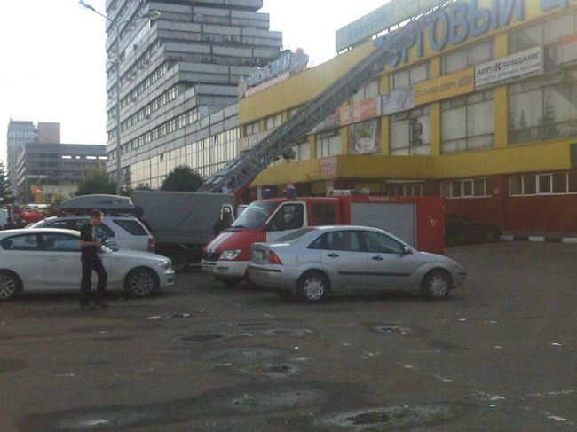 Обрушение торгового центра на западе Москвы