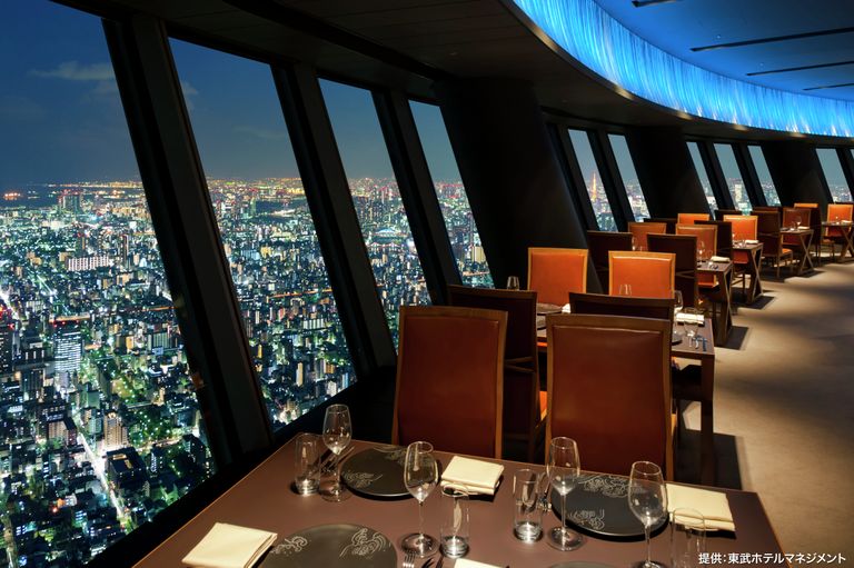 Ресторан с видом на ночной Токио в здании телебашни Tokyo Sky Tree Ресторан с видом на ночной Токио в здании телебашни Tokyo Sky Tree
