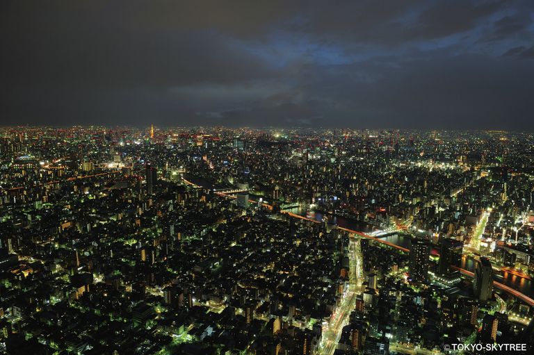 Вид на ночной Токио со смотровой площадки телебашни Tokyo Sky Tree на высоте 350 метров Вид на ночной Токио со смотровой площадки телебашни Tokyo Sky Tree на высоте 350 метров