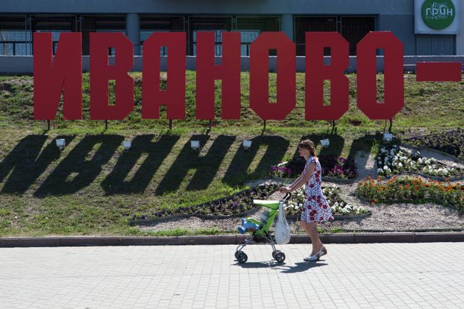 Женщина с детской коляской на площади Пушкина в Иваново