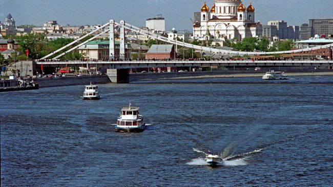 Вид на Крымский мост и Храм Христа Спасителя Вид на Крымский мост и Храм Христа Спасителя