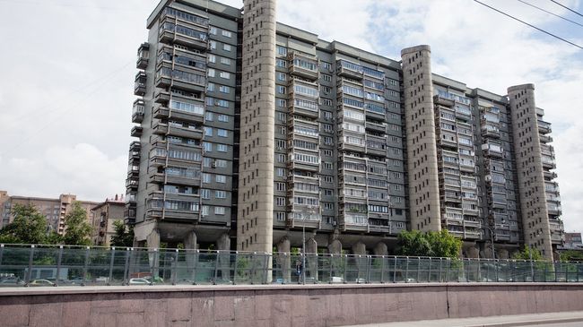 Дом-сороконожка на Беговой улице в Москве