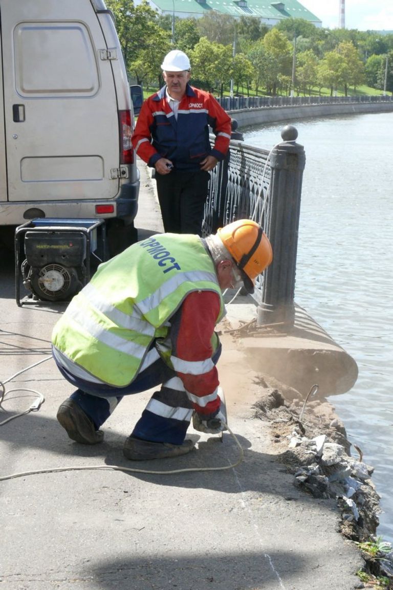 Сотрудники ГБУ Гормост за работой