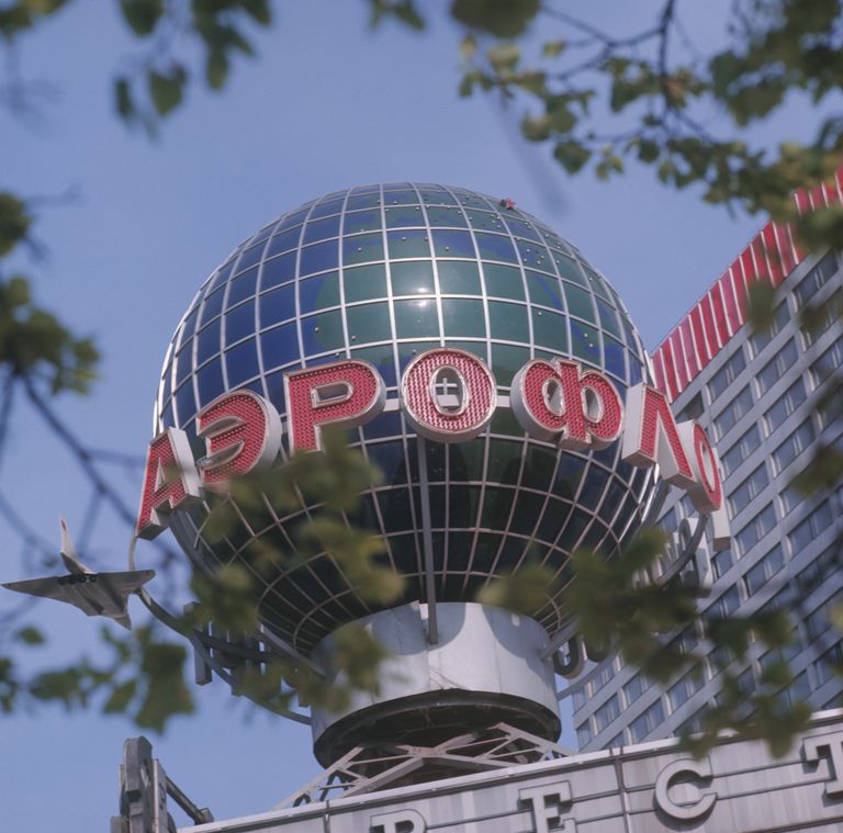 Рекламная вывеска авиакомпании Аэрофлот