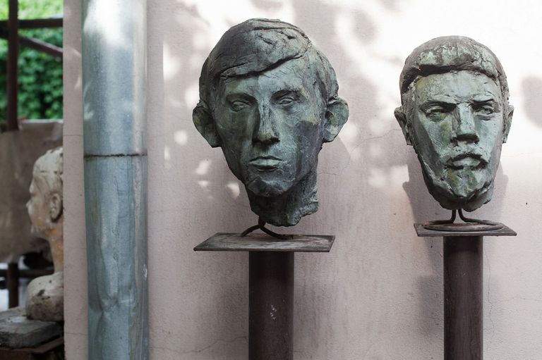 Дворик со скульптурами в Успенском переулке Дворик со скульптурами в Успенском переулке