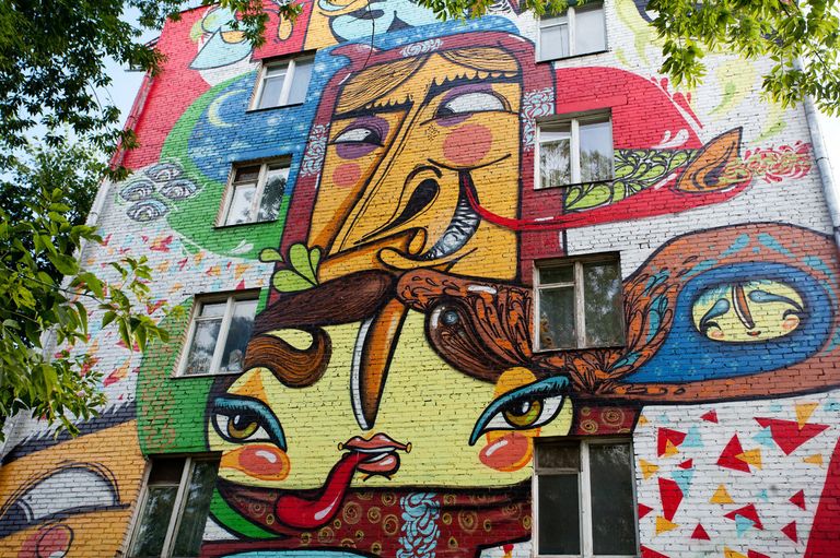 Граффити на стене дома в районе метро Бабушкинская Граффити на стене дома в районе метро Бабушкинская