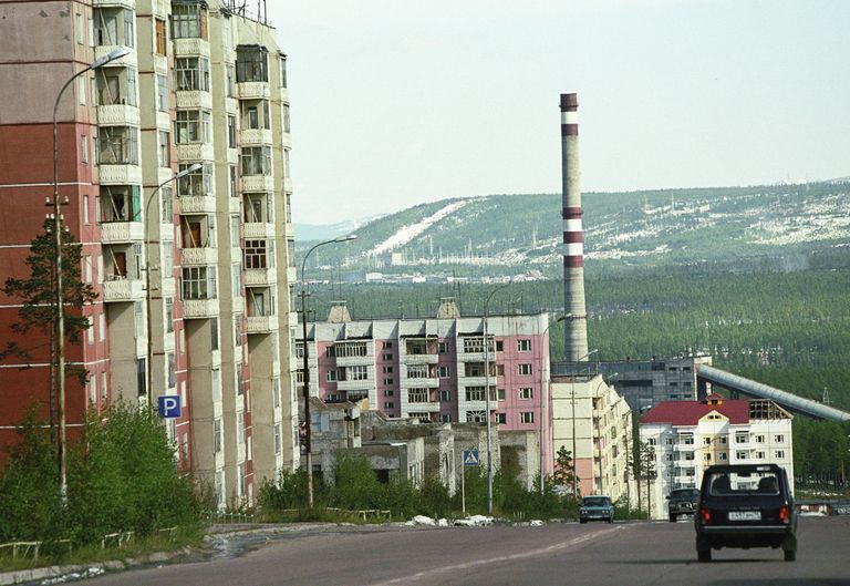 Улица мира в г. Нерюнгри
