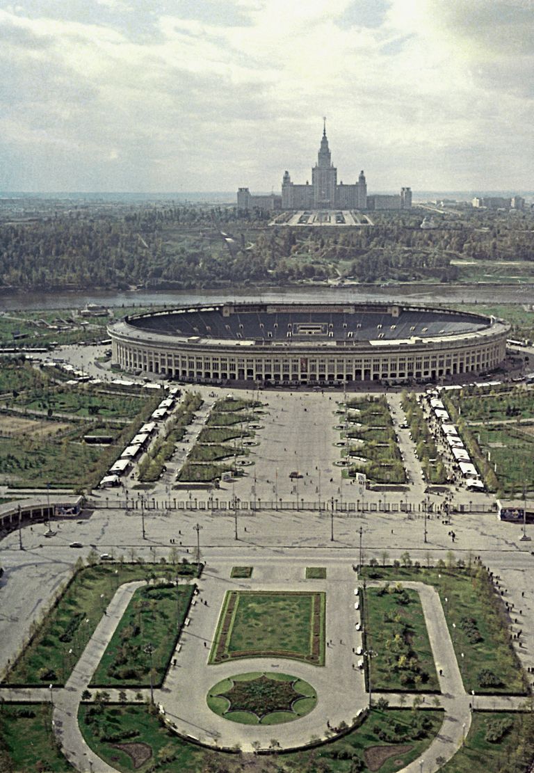 Стадион Лужники и здание МГУ в Москве