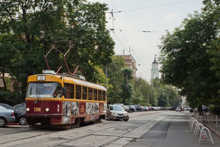 Улица Шаболовка в районе станции метро Октябрьская в Москве Улица Шаболовка в районе станции метро Октябрьская в Москве