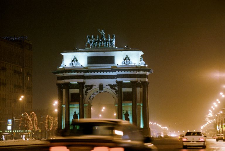 Триумфальная арка на Кутузовском проспекте в Москве