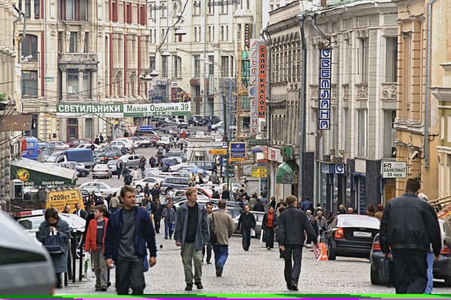 На улице Кузнецкий мост в Москве