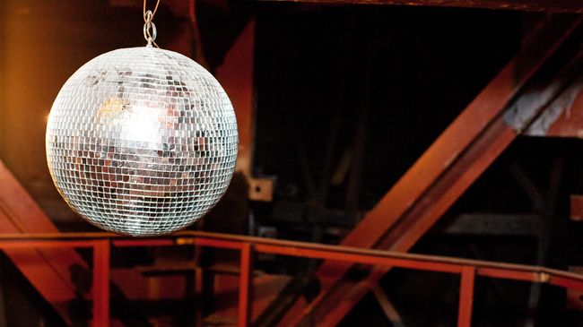 Диско-шар. Архивное фото Диско-шар. Архивное фото