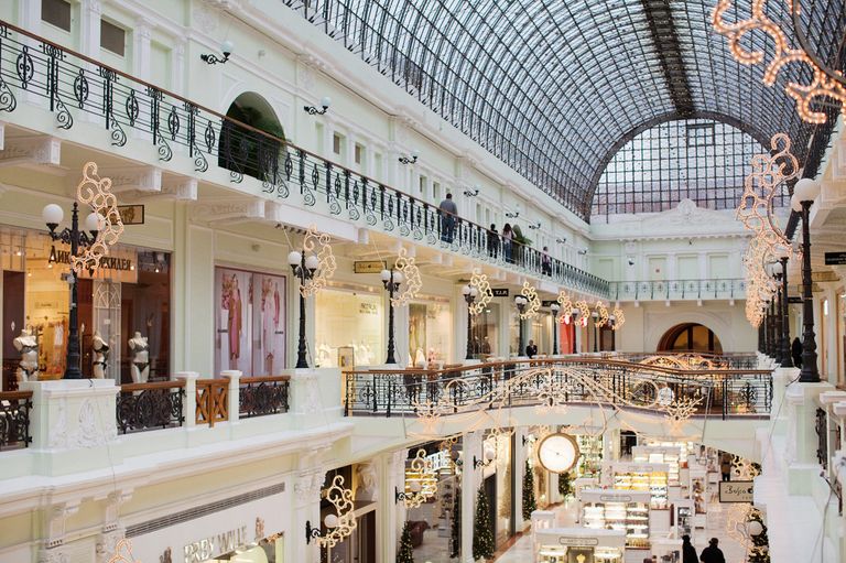 Первые праздничные витрины в центре Первые праздничные витрины в центре
