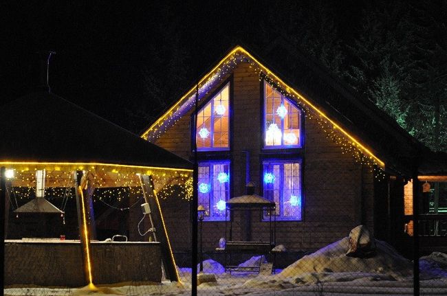 Как украсить загородный дом зимой