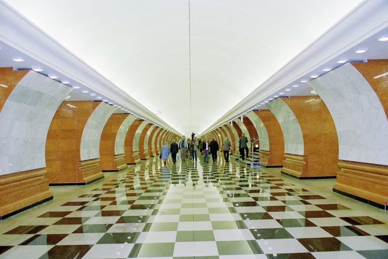В вестибюле станции метрополитена Парк Победы В вестибюле станции метрополитена Парк Победы