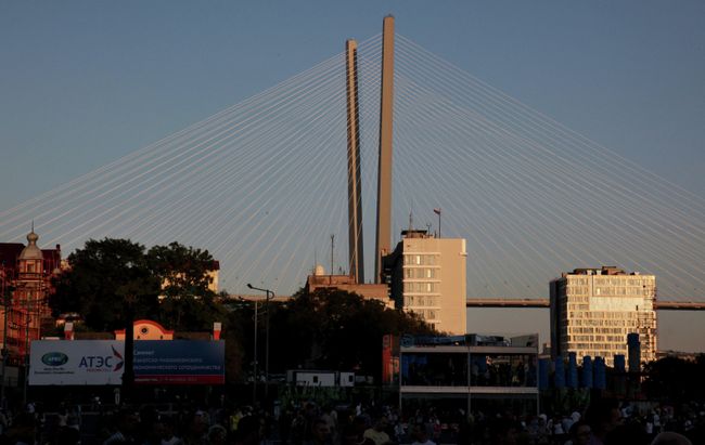 Вантовый мост через бухту Золотой Рог во Владивостоке.