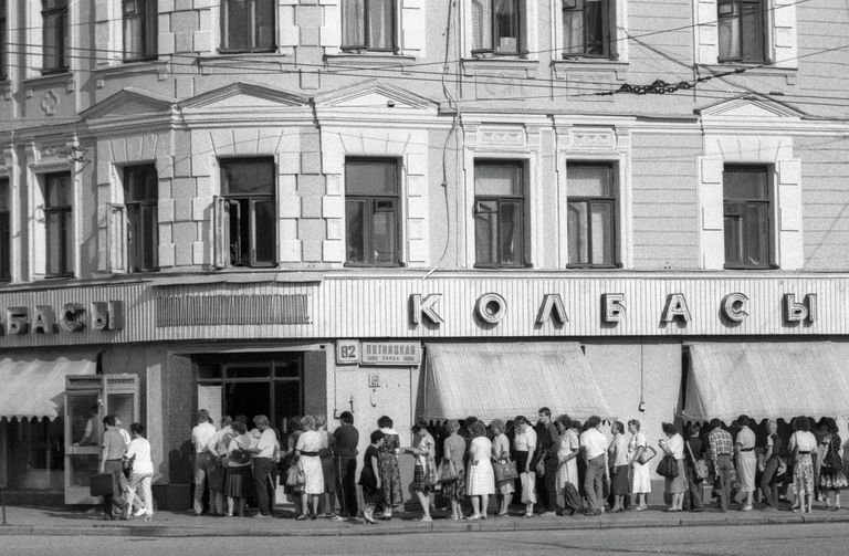 Очередь у магазина Колбасы