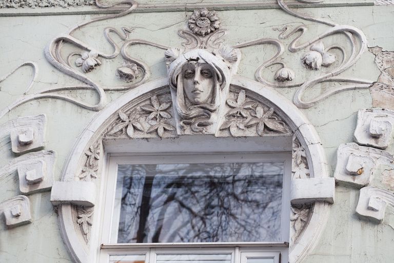 Лялин переулок, дом 9, маска над окном.