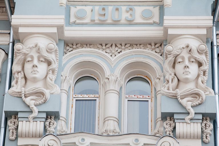 Мясницкая улица, дом 18 (напротив строящегося бизнес-центра), женские головы.