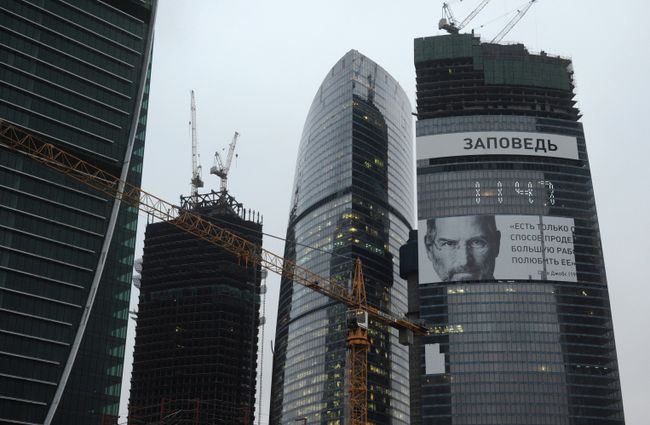 В Москве на башне Федерация вывешен портрет Стива Джобса