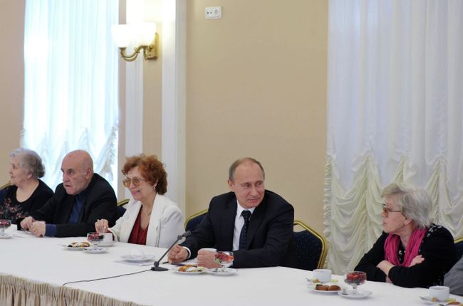 В.Путин посетил Дом ветеранов сцены им.М.Г.Савиной