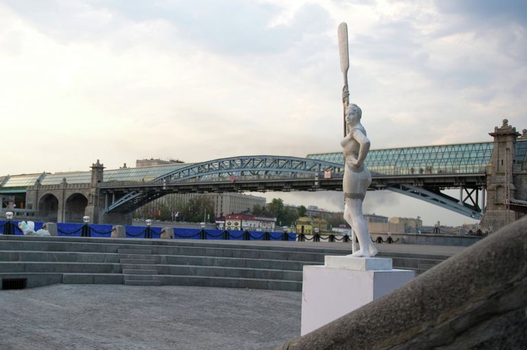 Скульптура Девушка с веслом возвращена в Парк Горького Скульптура Девушка с веслом возвращена в Парк Горького