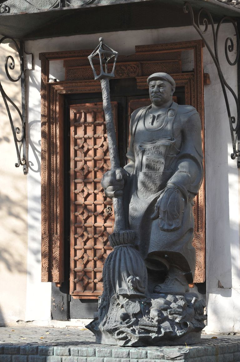 Памятник Юрию Лужкову