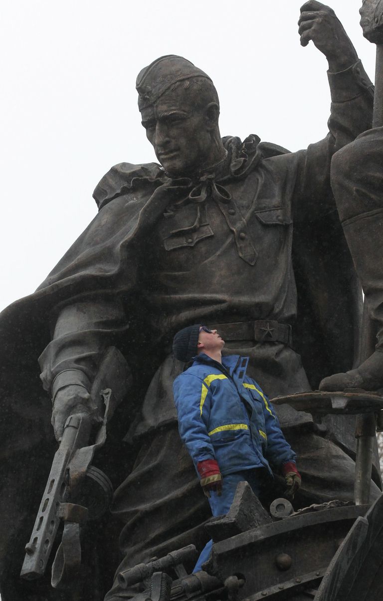 Монтаж памятника В борьбе против фашизма мы были вместе на Поклонной горе Монтаж памятника В борьбе против фашизма мы были вместе на Поклонной горе