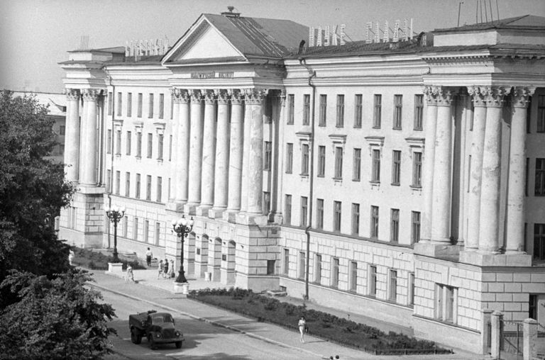 Здание Орловского государственного педагогического института (ныне Орловский государственный университет) Здание Орловского государственного педагогического института (ныне Орловский государственный университет)