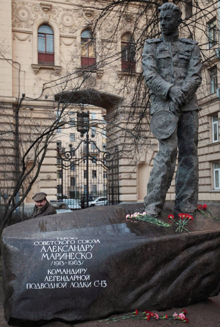 Памятник подводнику Александру Маринеско открыли в Санкт-Петербурге