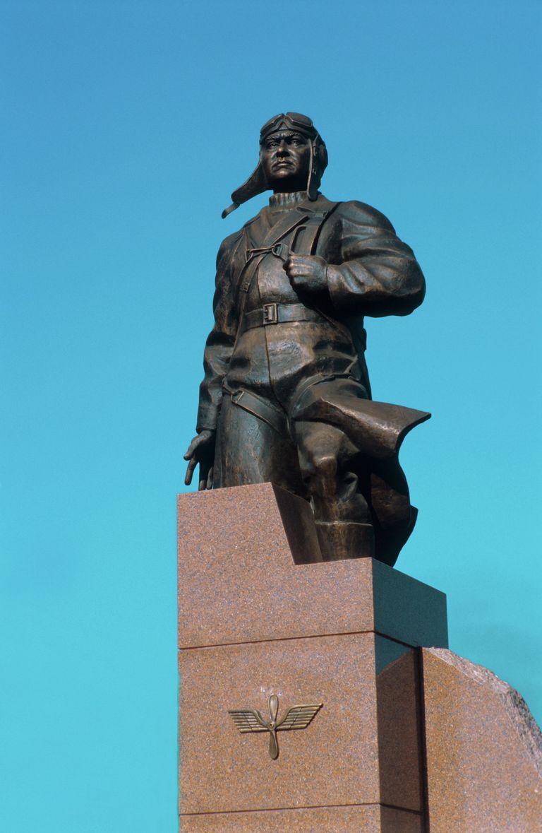 Памятник летчику Алексею Маресьеву