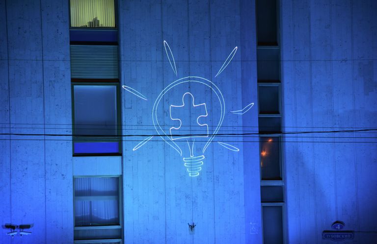 Акция Light It Up Blue в Москве Акция Light It Up Blue в Москве
