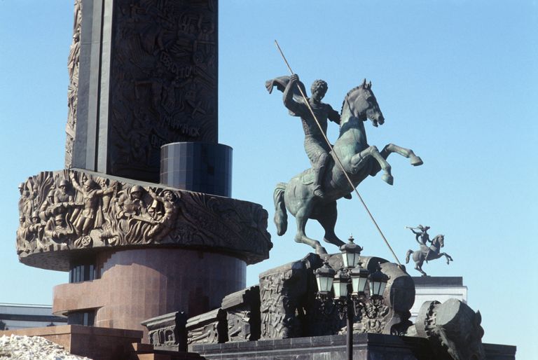Скульптура Георгия Победоносца у памятника Победы Скульптура Георгия Победоносца у памятника Победы