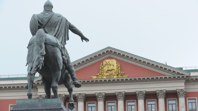 Здание Мэрии Москвы и памятник Юрию Долгорукому Здание Мэрии Москвы и памятник Юрию Долгорукому