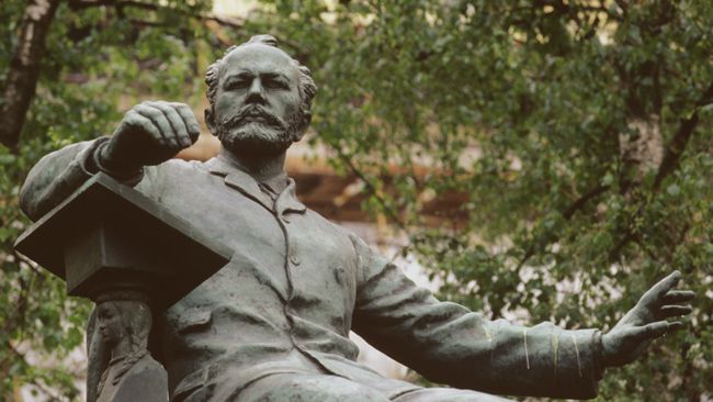 Памятник композитору П.И. Чайковскому в Москве