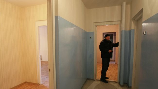 Мужчина стоит в проеме двери