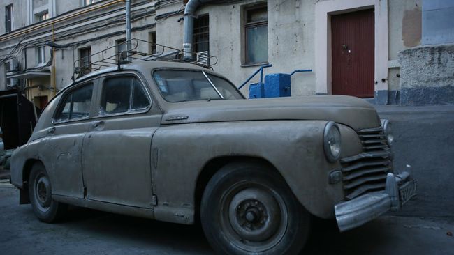 Старый автомобиль в одном из дворов в центре Москвы