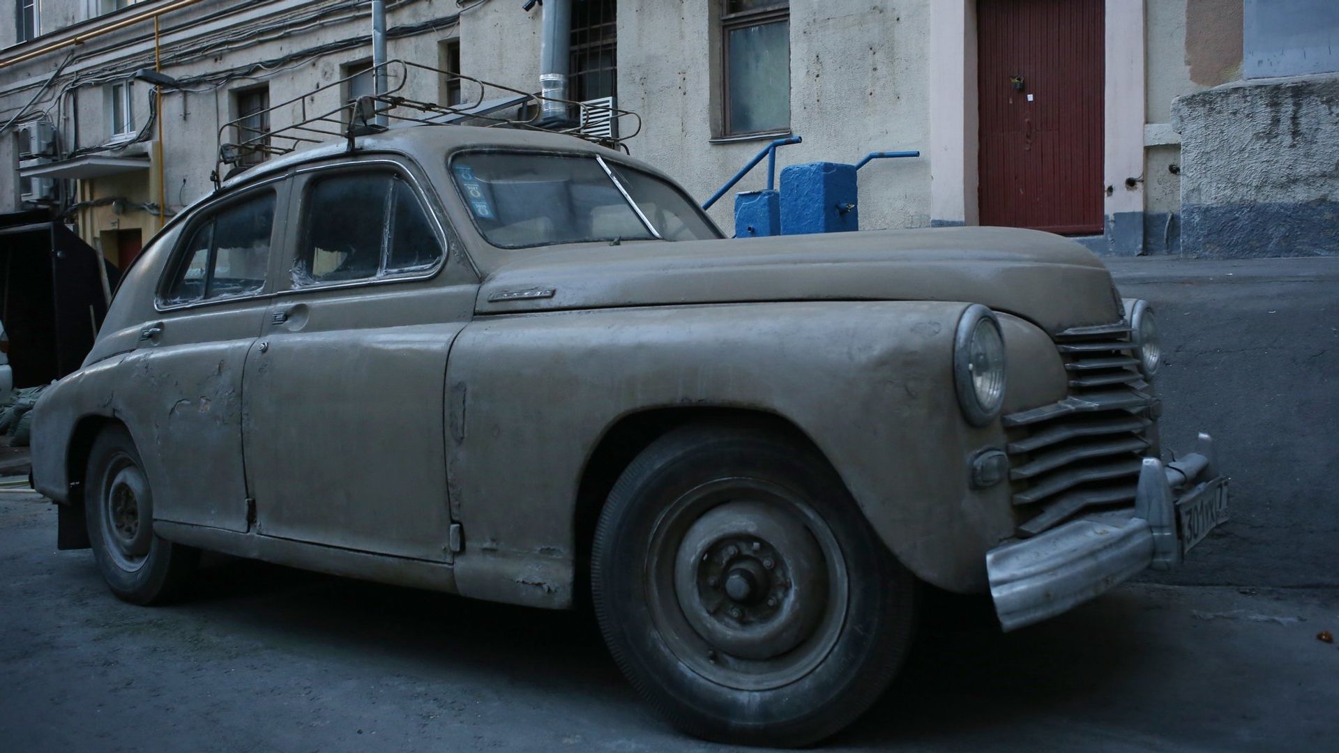 Старый автомобиль в одном из дворов в центре Москвы Старый автомобиль в одном из дворов в центре Москвы - РИА Новости, 1920, 11.06.2021