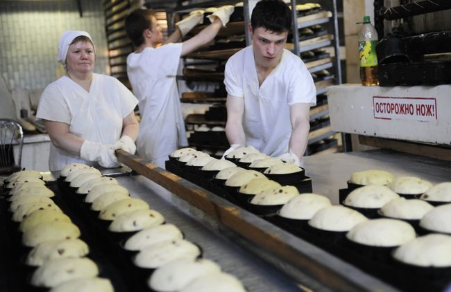 Производство пасхальных куличей на московском булочно-кондитерском комбинате Коломенское