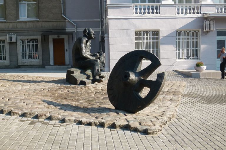 Памятник писателю Исааку Бабелю Памятник писателю Исааку Бабелю