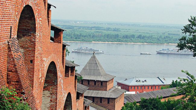 Кремлевская стена в Нижнем Новгороде Кремлевская стена в Нижнем Новгороде