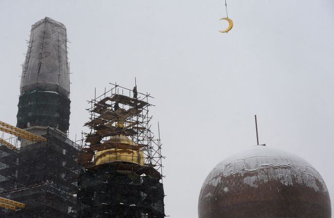 Возведение полумесяца на минарет Московской Соборной мечети