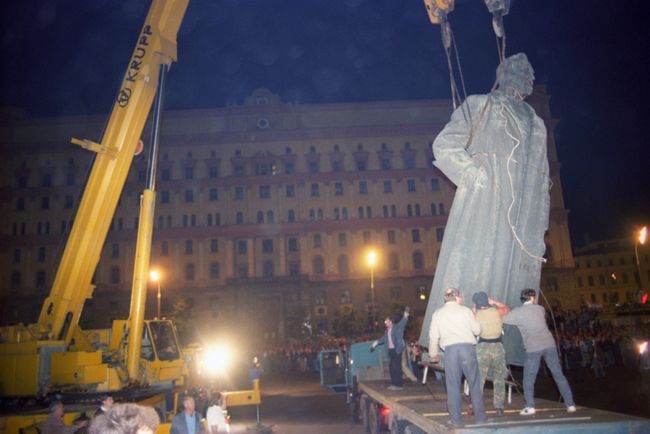 Демонтаж памятника Ф.Э. Дзержинскому в Москве