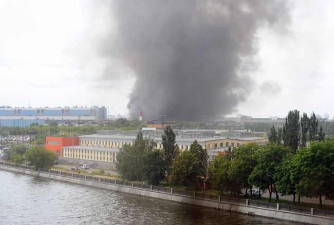 Пожар на складе с шинами на территории бывшего завода имени Лихачёва в Москве